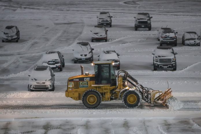 Airlines cancel most NYC-area flights as snowstorm hits