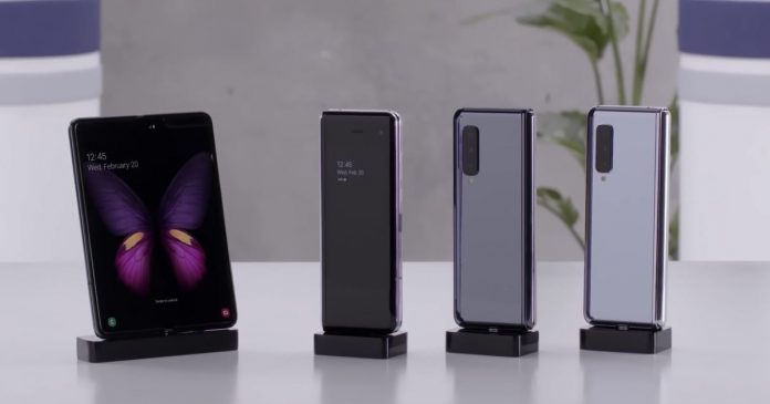 Galaxy Fold up for reservation, Netflix hits the radio - Video
