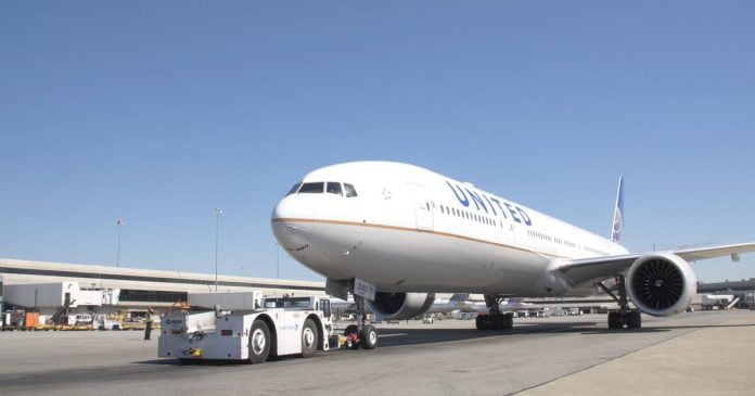 How United Airlines prepares a Boeing 777 between flights - Video