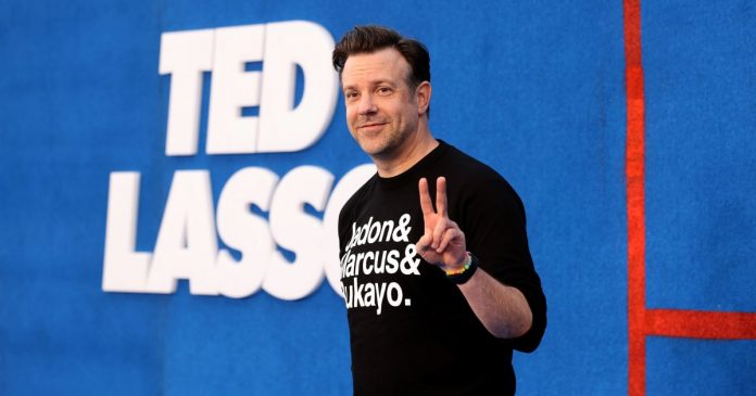 Jason Sudeikis shows support for racially abused English soccer players