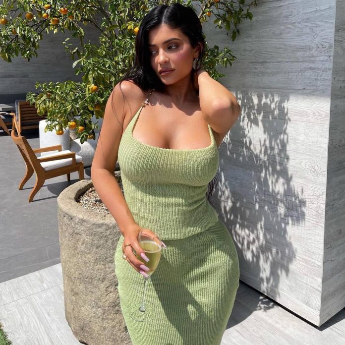 Go Inside Kylie Jenner’s 24th Birthday Celebration With Painting Class
