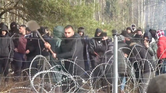 Image released by Poland Ministry of National Defense shows refugees cut barbed wire to force their way to cross Poland's Kuźnica border crossing on Monday Nov 8, 2021. After the European Union imposed sanctions on Minsk last june over serious human rights violations, a new humanitarian crisis is developing at the borders of Belarus and the EU.European leaders accuse Belarusian President Aleksander Lukashenko, Credit:EPN/Newscom / Avalon