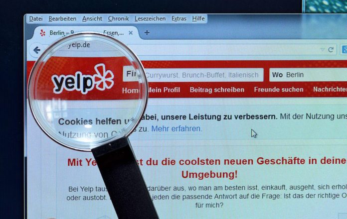 Bildschirm Internet Lupe Vergleichportal yelp.de