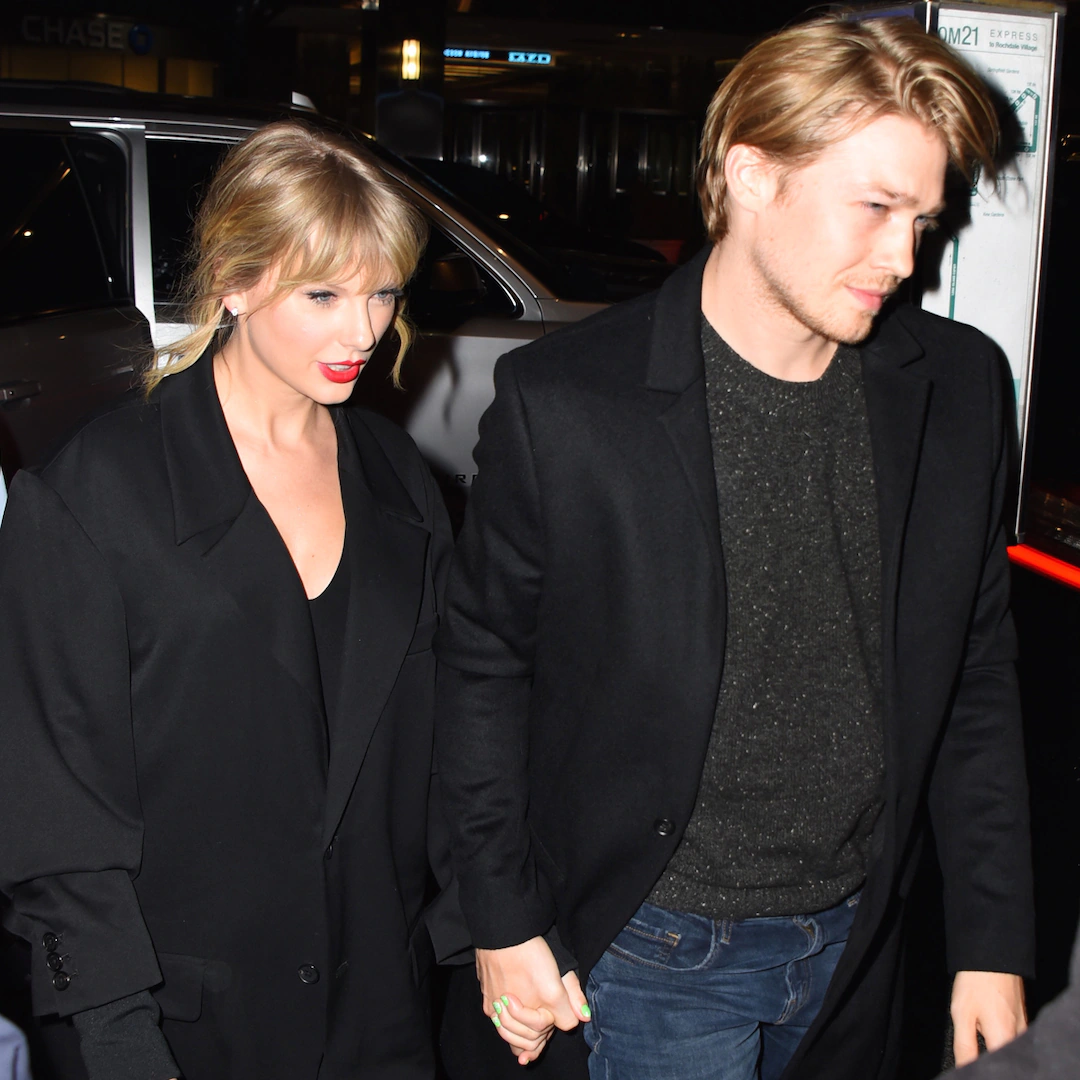Taylor Swift's Boyfriend Joe Alwyn Bundles Up During Rare N.Y. Outing
