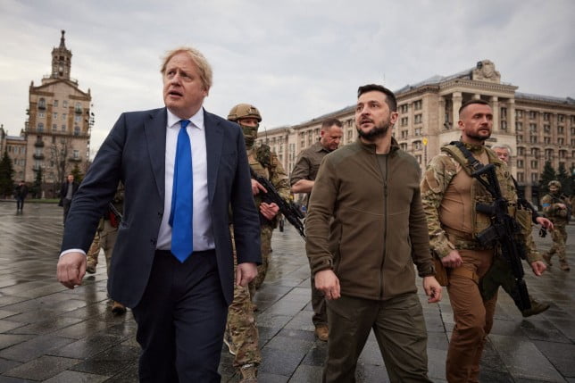 Prime Minister Boris Johnson (L) and Ukrainian President Volodymyr Zelensky (C) walking in central Kyiv