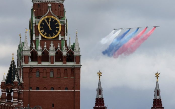 Russian Su-25 jet aircraft release smoke in the colours of the Russian state flag above the Kremlin Wall and the State Historical Museum during a rehearsal for the flypast, which is part of a military parade marking the anniversary of the victory over Nazi Germany in World War Two, in central Moscow, Russia May 4, 2022. REUTERS/Marina Lystseva NO RESALES. NO ARCHIVES.