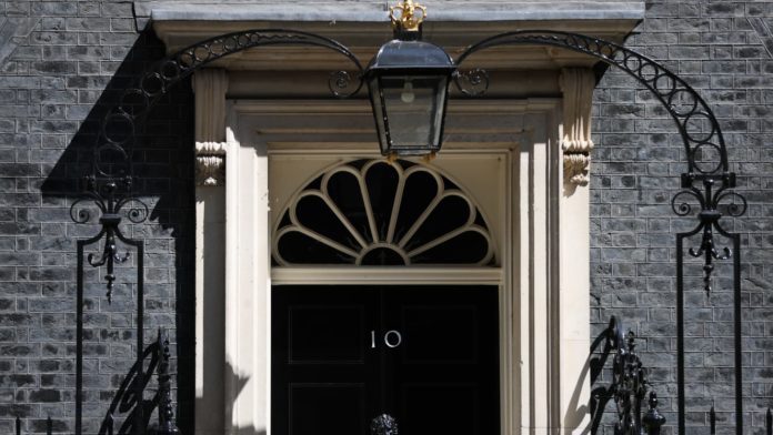 UK leader hopefuls battle for support as nominations close