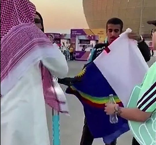 Qatar authorities take away Brazilian flag mistaking it for LGBTQ+ colours picture: @ovictorpereira