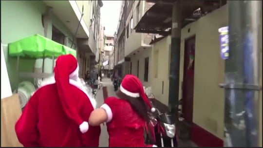 Grabs- police dress in Christmas costumes to catch suspected drug clan