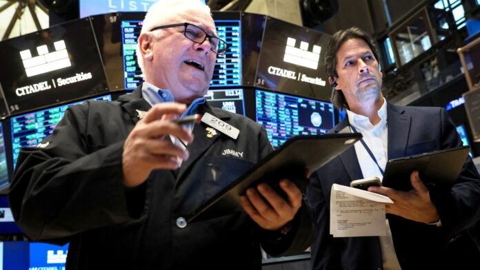 Dow closes up 500 points, lifted by upbeat earnings, strong consumer confidence data