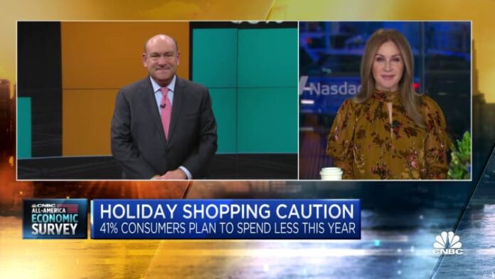 U.S. consumers plan to spend less on holiday shopping, CNBC survey finds