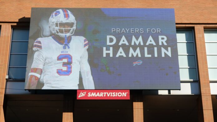 Damar Hamlin's breathing tube removed, told teammates 'Love you boys' over FaceTime, Bills say