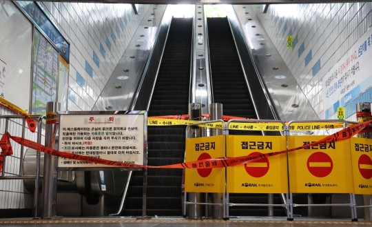 epa10679037 An upward escalator leading to an exit is blocked at Sunae Subway Station in Seongnam, South Korea, 08 June 2023, as it suddenly moved in reverse in the morning, injuring 14 people, three of whom were seriously injured. EPA/YONHAP SOUTH KOREA OUT
